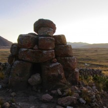 Cairns with human bones in the Aymara - Lupaca reservation